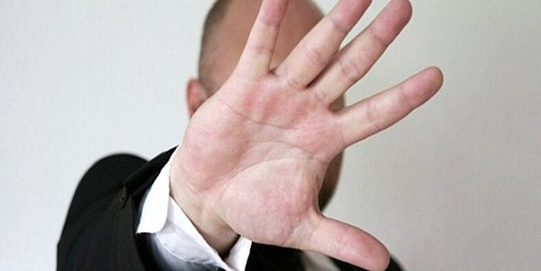 hombre contra el accesorio para agrandar el pene