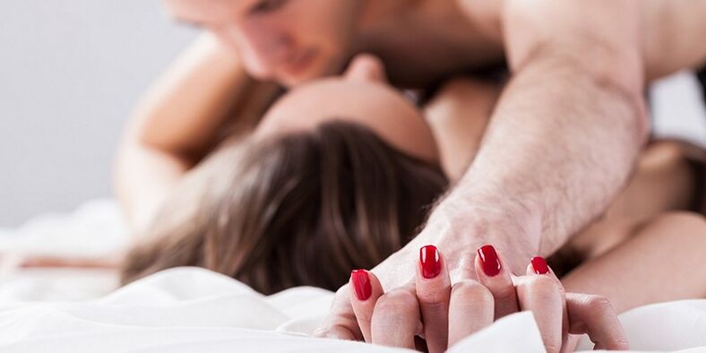 intimidad con un accesorio para agrandar el pene