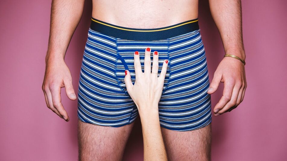 Mano sobre el pene